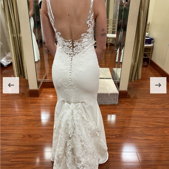 Elegant White Lace Wedding Dress - Picture 4 of 6